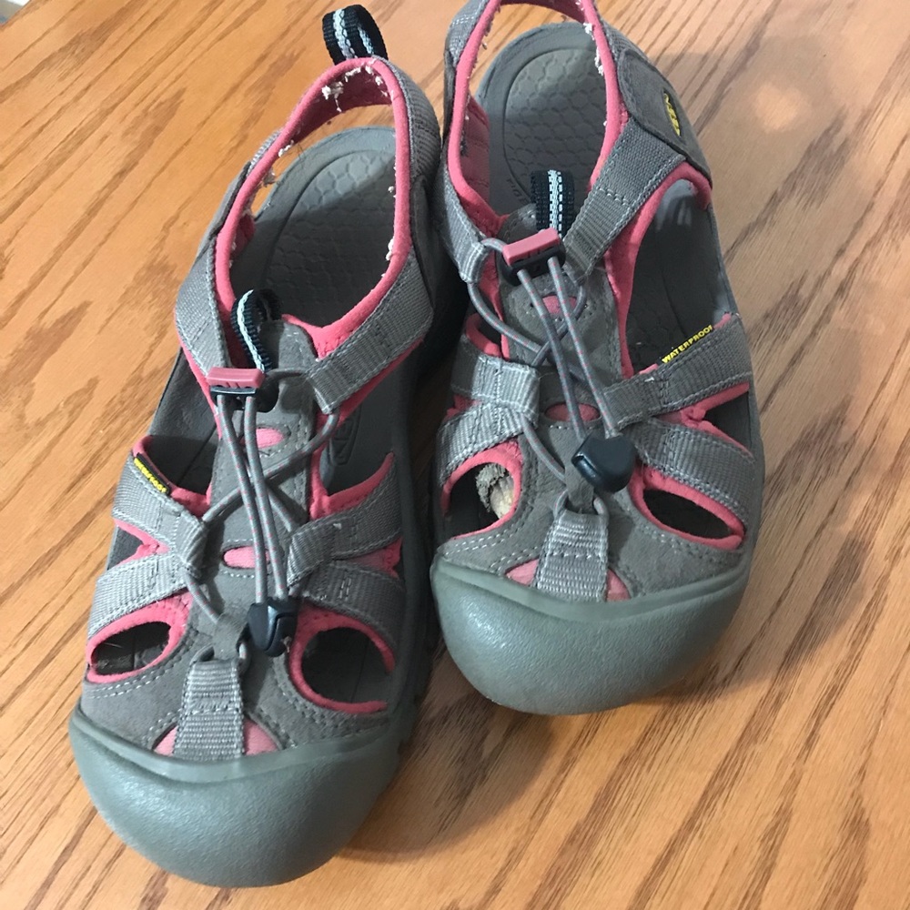 KEEN Women’s Hiking Sandals 9.5 Closed Toe Gray Pink 9 1/2 Adjustable Straps